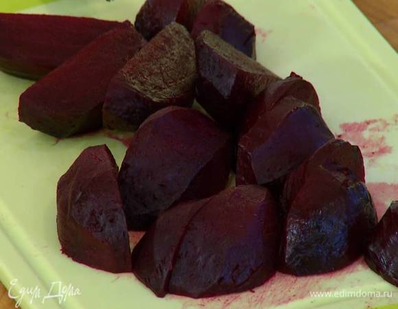 Каждую свеклу завернуть в фольгу и запекать в разогретой духовке около двух часов, затем почистить и разрезать на 4 части.