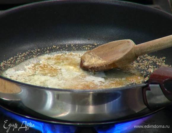 Разогреть в сковороде со съемной ручкой сливочное масло, добавить сахар и растопить его.
