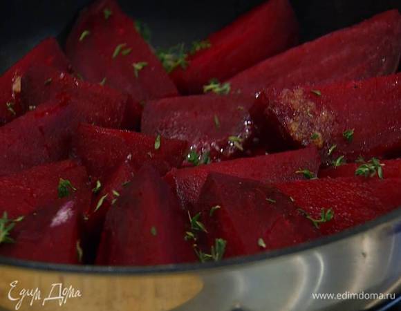 В горячую карамель довольно плотно уложить свеклу, посыпать листьями тимьяна и все прогреть.