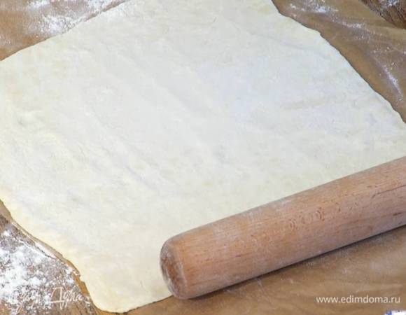Тесто предварительно разморозить и, слегка присыпав его мукой, раскатать.
