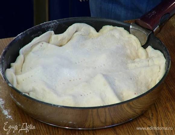 Сковороду снять с огня, накрыть свеклу пластом теста, заправив края внутрь, так чтобы получилась крышечка, и часто наколоть тесто вилкой.