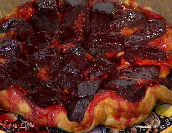 Готовый пирог остудить, затем перевернуть на тарелку.