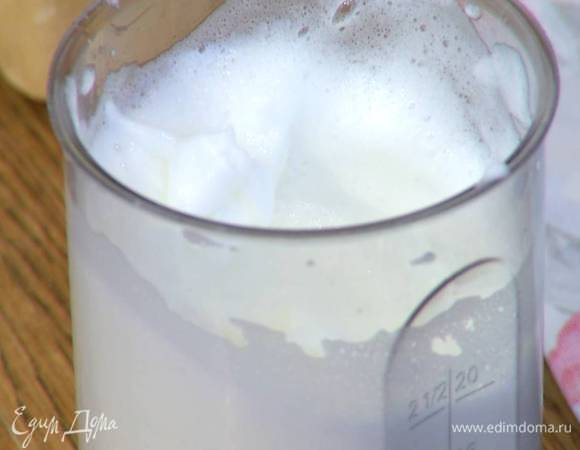 Взбить белки блендером с насадкой-венчиком в крепкую пену.