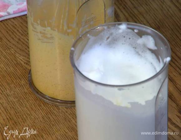 Сахар с желтками взбить в светлую, воздушную массу, затем влить ванильный экстракт и все перемешать.