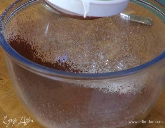 Муку перемешать с разрыхлителем и какао и просеять через сито.