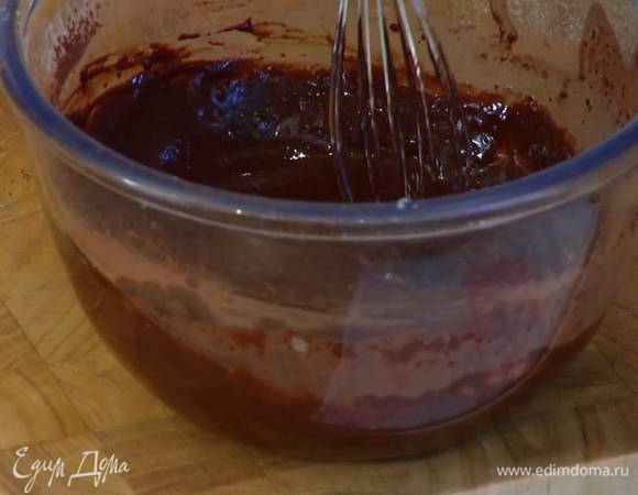 Приготовить тесто: муку с разрыхлителем соединить с желтковой массой, все вымешать, затем небольшими порциями влить 100–150 мл кипятка, каждый раз вымешивая венчиком, — должна получиться консистенция жирной сметаны.