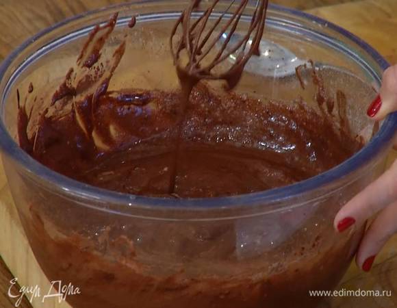 Порциями ввести в тесто взбитые белки.