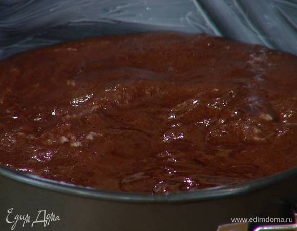 Разъемную форму для выпечки смазать сливочным маслом и влить тесто.