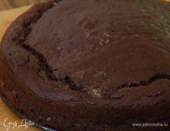 Выпекать бисквит в разогретой духовке 25–30 минут, затем остудить.