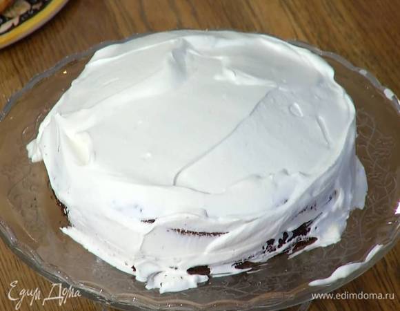 Сливки взбить блендером с насадкой-венчиком и покрыть бисквит со всех сторон.