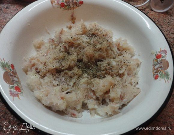 Филе сполоснуть холодной водой, промокнуть бумажным полотенцем, нарезать полосками и положить на 10 минут в морозильную камеру. Затем измельчить в миксере, посолить, поперчить.