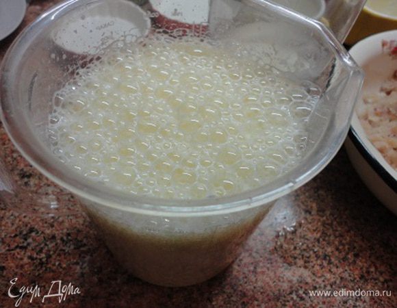 Отделить желтки от белков и взбить со сливками. Влить в рыбный фарш. Хорошо перемешать и поставить на 30 минут в холодильник.