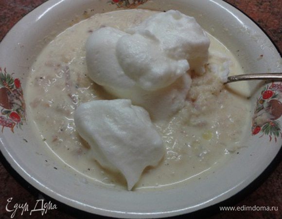 4 небольшие формочки для суфле смазать сливочным маслом и посыпать тертым сыром. Белки взбить в крепкую пену и осторожно подмешать к основной массе.