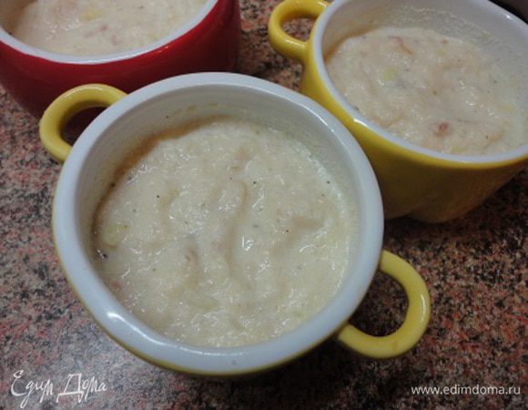 Наполнить формочки фаршем и запекать 25 минут при температуре 180°C. За 5 минут до готовности посыпать тертым сыром.