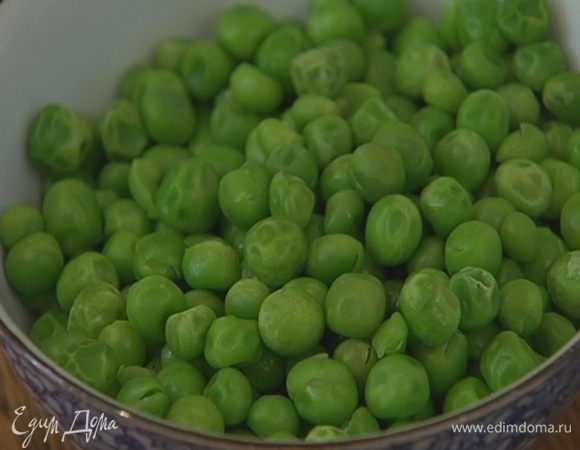 Зеленый горошек предварительно разморозить.