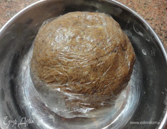 Быстро замесить тесто, скатать в шар, обернуть пищевой пленкой и положить в холодильник минимум на час.