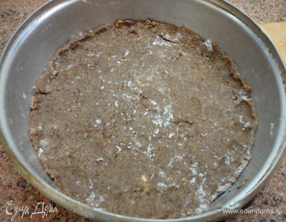 Большую часть теста раскатать на дополнительной муке и выложить в разъемную форму диаметром 26 см. Я по своей инициативе сделала бортики в пол пальчика. 