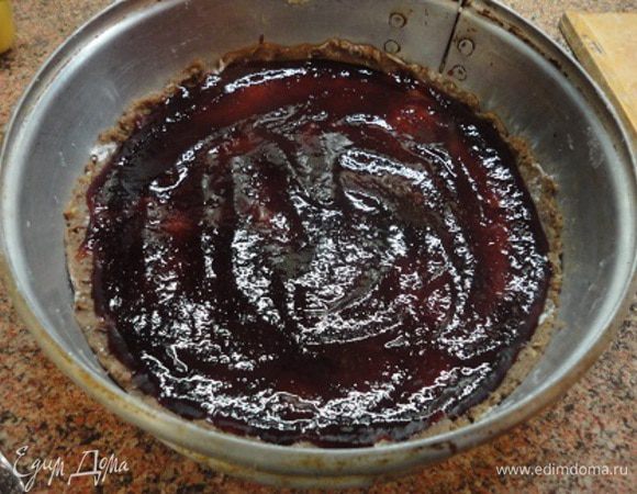 Смешать смородиновое желе (в опциях было только варенье) и малиновое желе и намазать основу. 