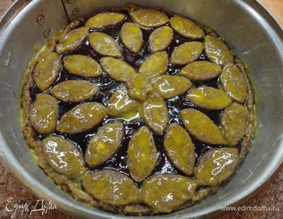 Оставшееся тесто раскатать, вырезать фигурки (я сделала, как на фото у Э. Бурда) и выложить поверх желе. Смазать желтком (дополнительным) и выпекать в разогретой до 180°C духовке 50-60 минут.