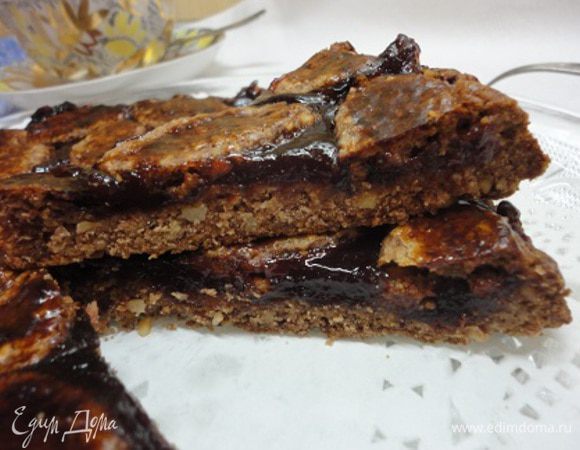 Я действительно выдержала его трое суток. Он довольно тоненький. На фото выглядит иначе. Тесто мягкое, рассыпчатое, ореховое, ароматное. Очень сладкий. Но с чаем и кофе очень даже хорош.