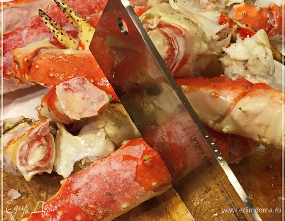 Естественно сразу же возникла мысль их … пригласить к столу. Были приготовлены, помимо кастрюли с колодезной водой, укроп, лаврушка, соль и прочее. Варить — так варить!
Хорошо случился в гостях знающий человек. 
НО … по порядку.
Первым делом приводим крабьи стати к размерам кастрюли. Лучше всего просто взять и порубить. 
А если есть посуда походящего калибра — не рубите. Вкуснее получится.
