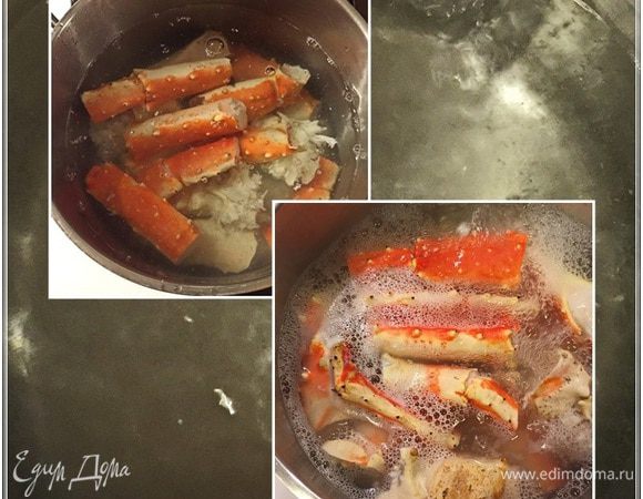 Воду доводим до кипения. И ничего в нее не добавляем. Ничего. Никаких приправ, специй и соли. Оказывается, крабы – это вам не раки какие-нибудь. Это крабы, граждане!!!
А как крабовые фрагменты в воду опустим, то кипение сразу прекращается. Они ж замороженные были. 

