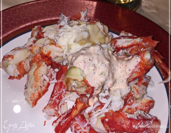 И очень рекомендую традиционный (для нашей семьи) соус к крабам. Он и к креветкам, кстати, хорош.
Немного сметаны, немного майонеза, чуток соевого соуса, огурчик соленый мелко протёртый, перчиков можно свежепомолотых добавить, и еще чего-нибудь, что нравится. Смешать как следует и … 
Ангела вам за трапезой!
