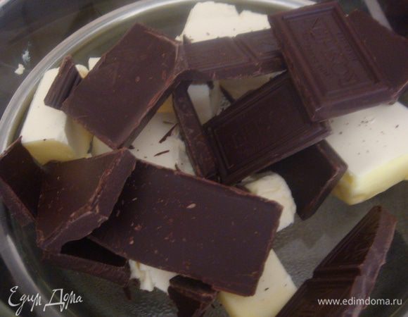 Масло растопить с шоколадом на водяной бане.
