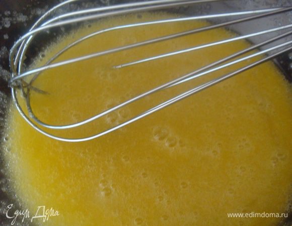 Яйца слегка взбить с сахаром.