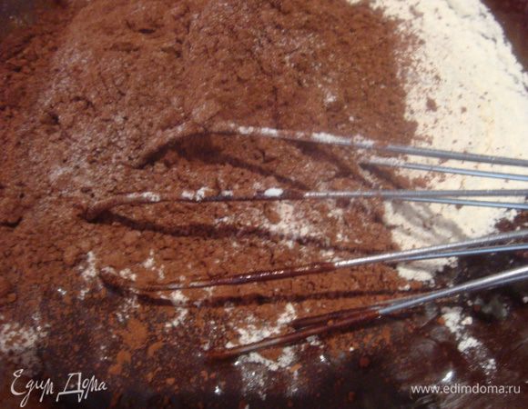 Соединить растопленный шоколад с яйцом. Добавить муку, какао, ванильный сахар и соль, все аккуратно перемешать.