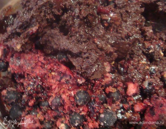 Смородину, не размораживая, измельчить в блендере. Смородину вмешать в тесто.