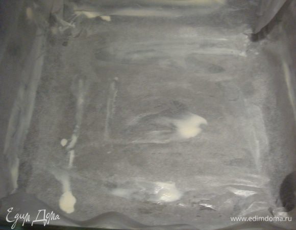 Форму застелить пергаментом. Форма у меня квадратная размером 22 см. Духовку разогреть до 180°C.