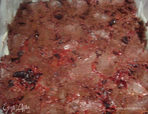 Выложить тесто в форму. Выпекать 25-30 минут.