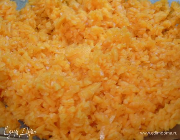 Тыкву очистите и перебейте в блендере, или же можно перемолоть на мясорубке через мелкое сито.