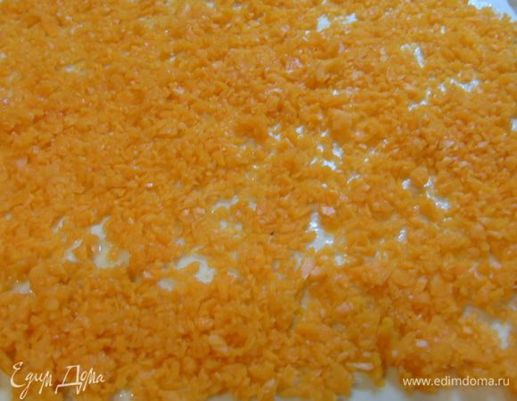 Сверху выкладываем тыкву и распределяем ее.