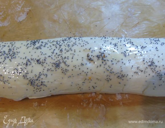 Сворачиваем плотненько рулетом, смазываем маслом и присыпаем слегка маком.