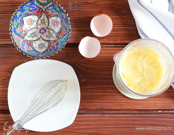 Взбейте блендером с насадкой венчиком сливочное масло с сахаром, добавьте яйцо, еще раз взбейте, до однородной кремовой массы.