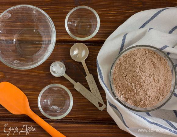 В миске смешайте все сухие ингредиенты: муку, разрыхлитель, какао-порошок, соль, крахмал.