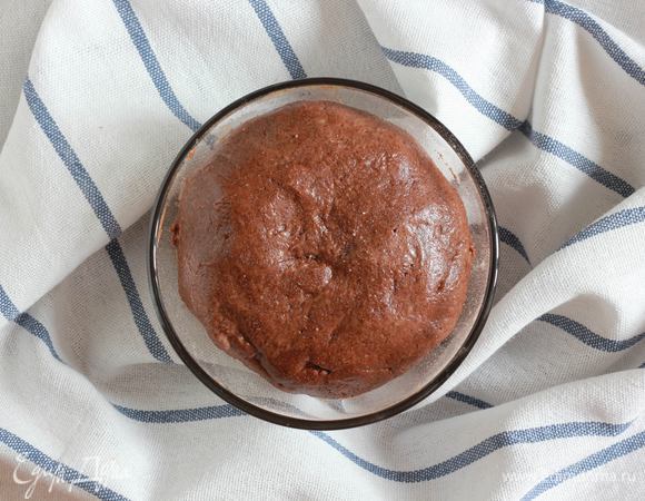 Соедините сухие и жидкие ингредиенты, замесите тесто. Завернуть в пищевую пленку и убрать в холодильник на 30–45 минут.