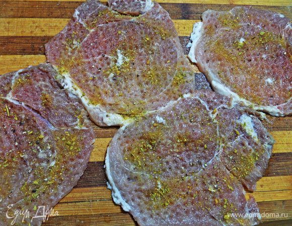 Посыпаем приправами для свинины.