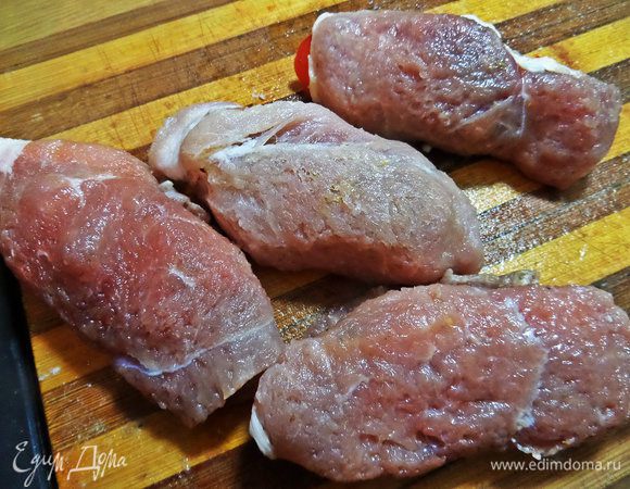 Сворачиваем в плотные рулетики.