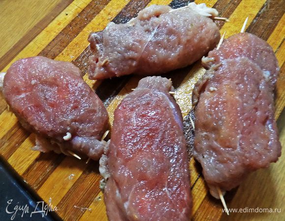 Можно скрепить для гарантии зубочистками, только не забудьте потом их вытащить!