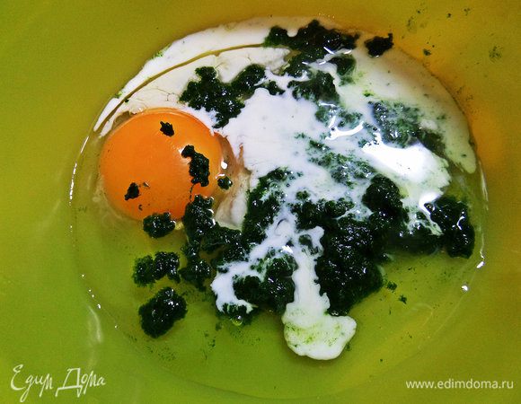 Готовим кляр: яйцо, шпинат, молоко. Шпинат заранее достать и разморозить (один кубик у меня). Или заменяем его рубленой зеленью.