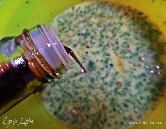 Вместо соли можно добавить соевый соус, кто любит. Взбить венчиком или вилкой.