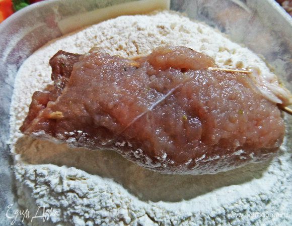 Обвалять рулеты вначале в муке.