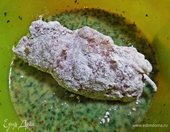 Затем хорошенько покатать в кляре со всех сторон.