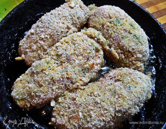 Переносим в разогретую с маслом сковороду рулетики в панировке.