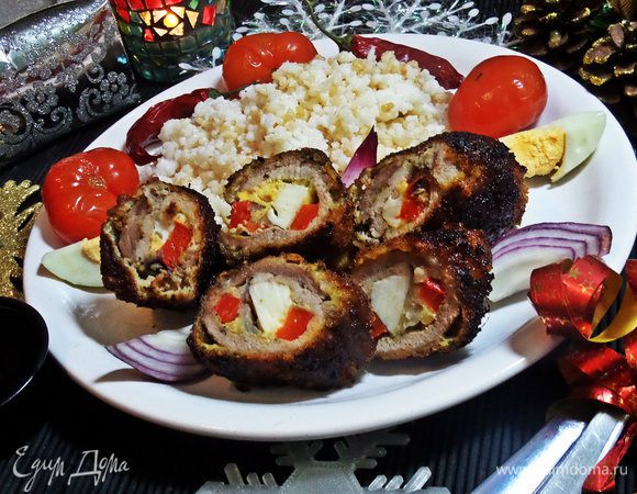 С помощью вилки и ножа разрезаем рулетики на тарелке и так подаём с рисом и солёными помидорками!