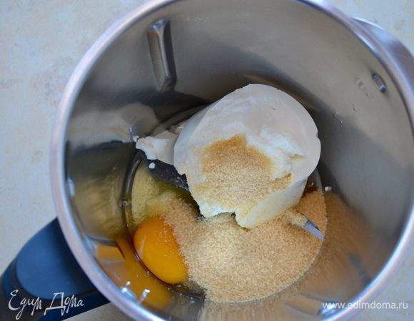 Положить в чашу блендера творог (у меня рикотта), яйцо, сахар и ванильный экстракт. Взбить.