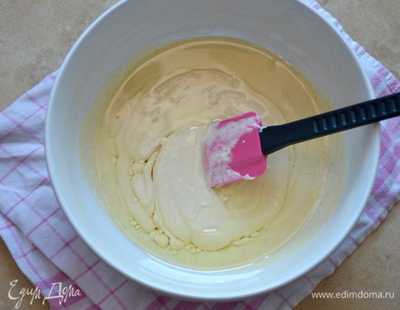 Переложить в миску и добавить растительное масло и соду.